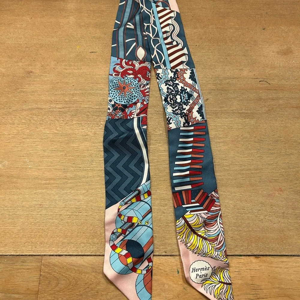 Hermès Paris Fanfare Multicolor Twilly Silk Scarf - Picture 4 of 8